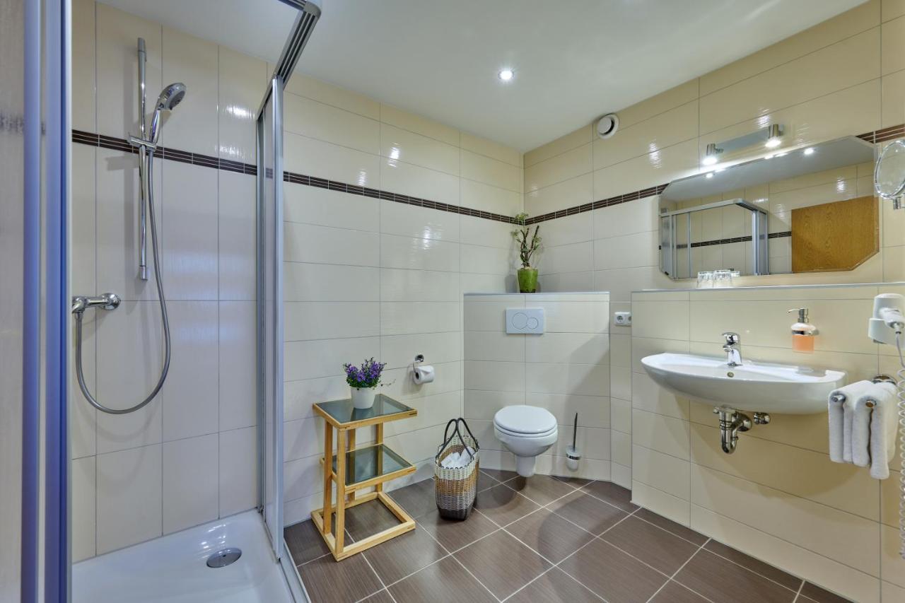 Hotel Restaurant Zum Goldenen Anker Mit Hallenbad & Wellnessbereich Windorf  Bagian luar foto