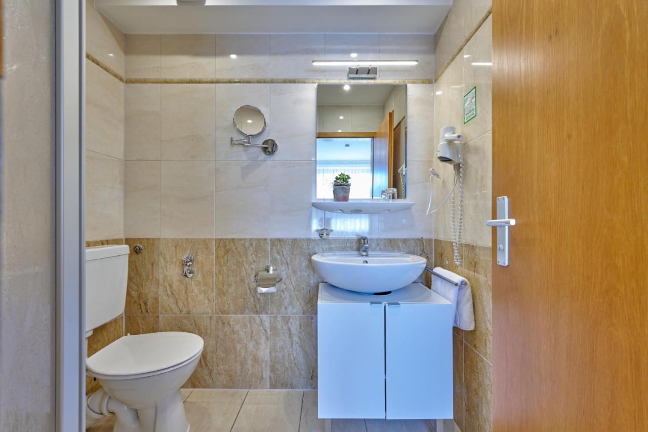 Hotel Restaurant Zum Goldenen Anker Mit Hallenbad & Wellnessbereich Windorf  Bagian luar foto