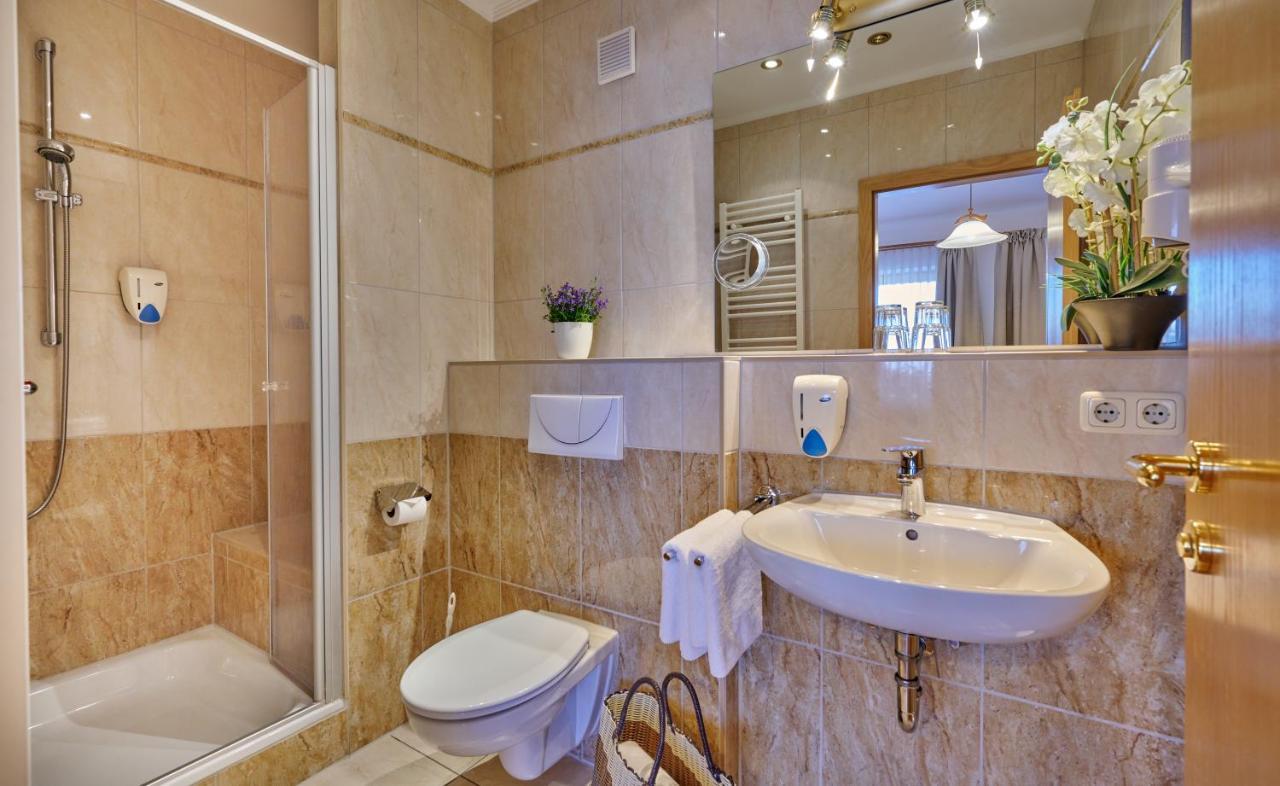 Hotel Restaurant Zum Goldenen Anker Mit Hallenbad & Wellnessbereich Windorf  Bagian luar foto